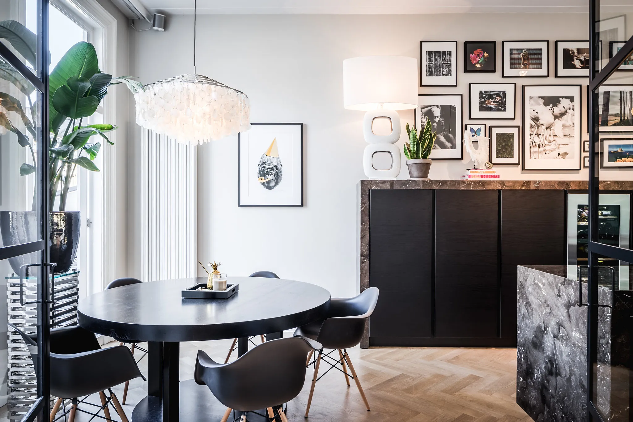 Eethoek met ronde zwarte tafel en de kastenwand met Mistic Brown afdekblad