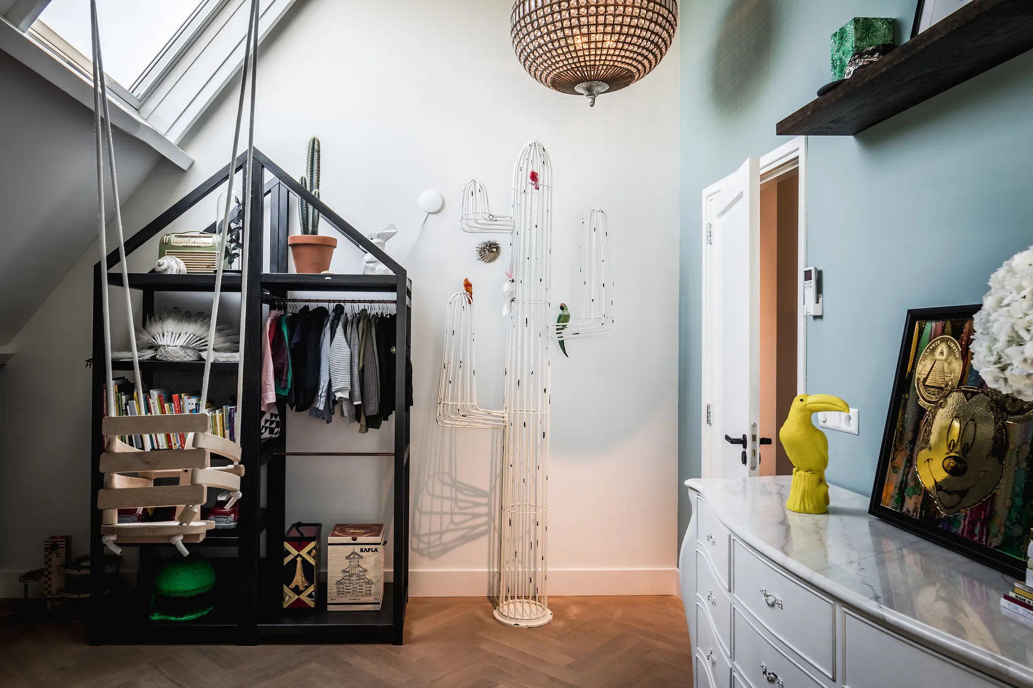 Open kledingkast in huisvorm van zwart eiken, met roede, boekenplanken en speelgoedvakken