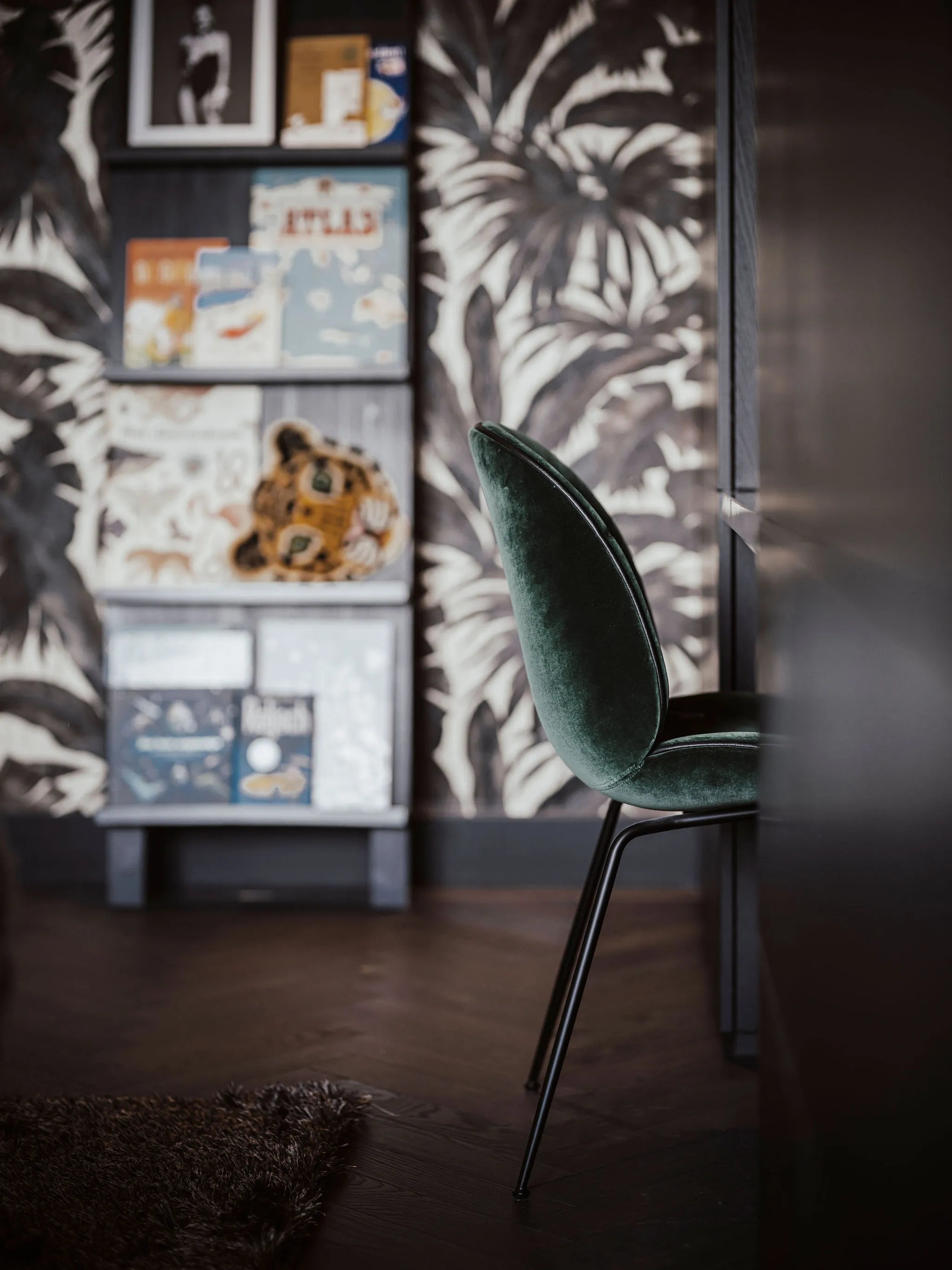 Groene fluwelen stoel aan het maatwerk bureau in de kastenwand