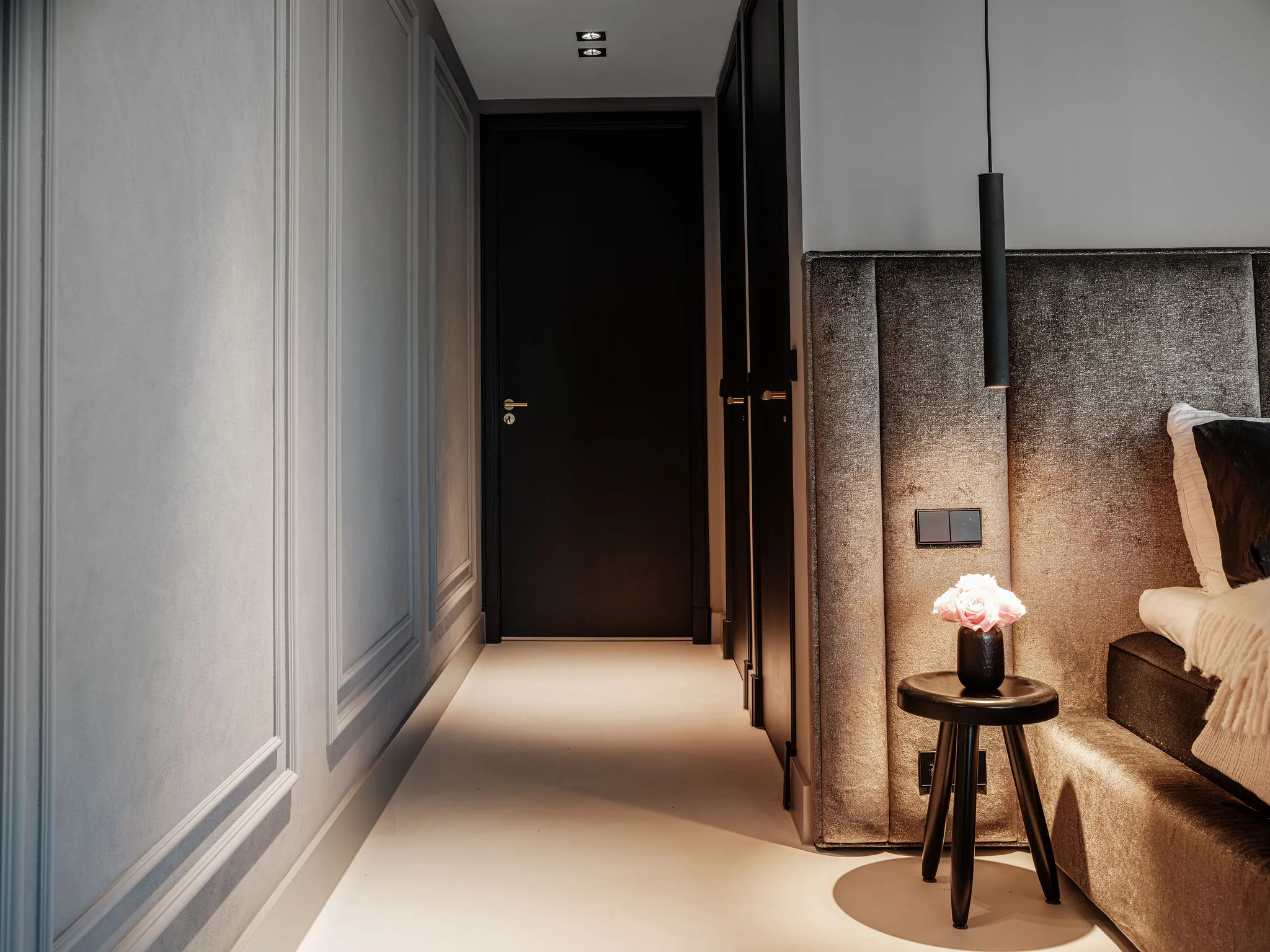 Doorloop langs de slaapkamer met lambrisering en zwarte deuren