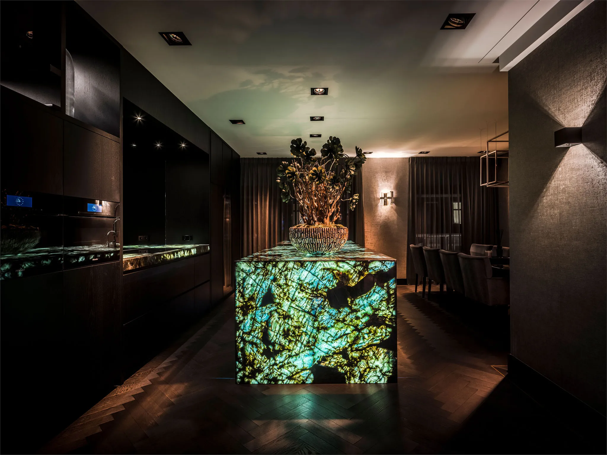 Backlit eiland van Lemurian Blue met turquoise gloed in de avond